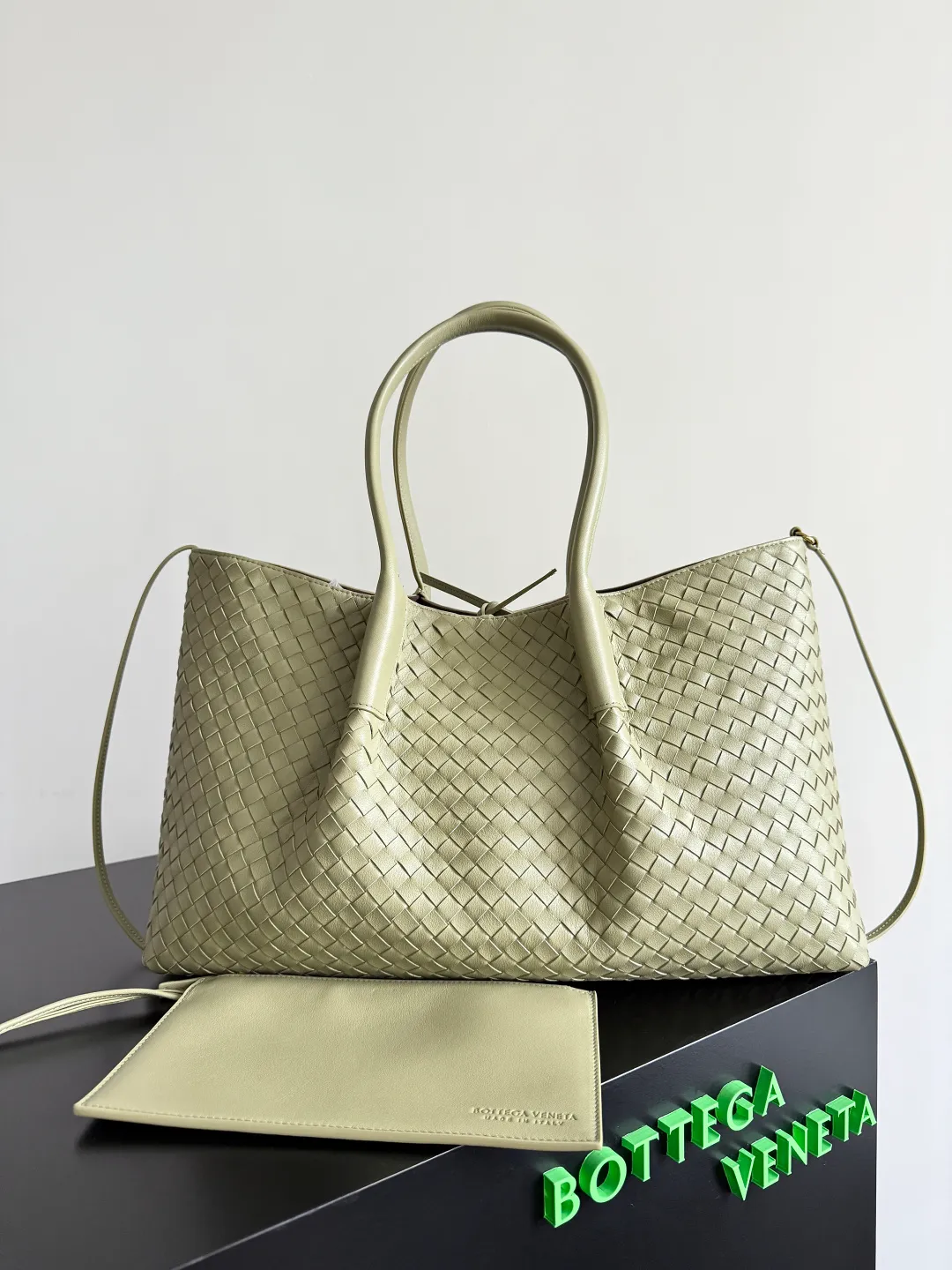 Batch 2660 Bottega Veneta 2025 new product PINACOTECA bag, iconic weaving process, skillfully crafted with 10mm Intrecciato process and equipped with suede lining. Four small strips of leather add character to the design and make the bag more stable. Relaxed yet sophisticated, casual yet refined, suede lining and double-sided design, suitable for shoulder and hand carry. The four straps can be adjusted into different shapes. One pack can be switched between two uses, easily integrating into your daily rhythm. Style number: 817166 Size: 43*23*17.5cm
